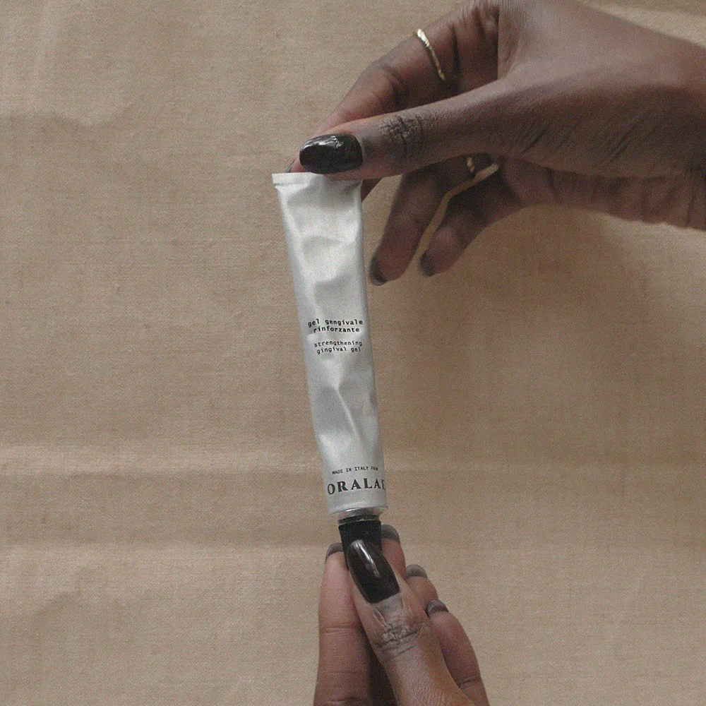 Strengthening Gingival Gel with Vitamin C and Hyaluronic Acid