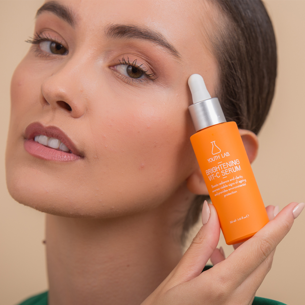 YL_BRIGHTENING_VITAMIN_C_SERUM_30ML_5200142100100_2.png